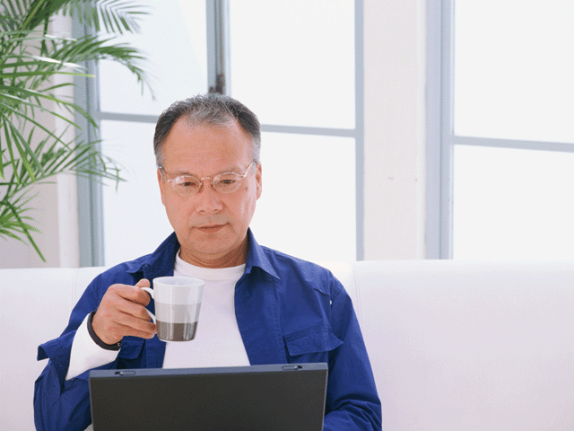 コーヒーを飲む男性